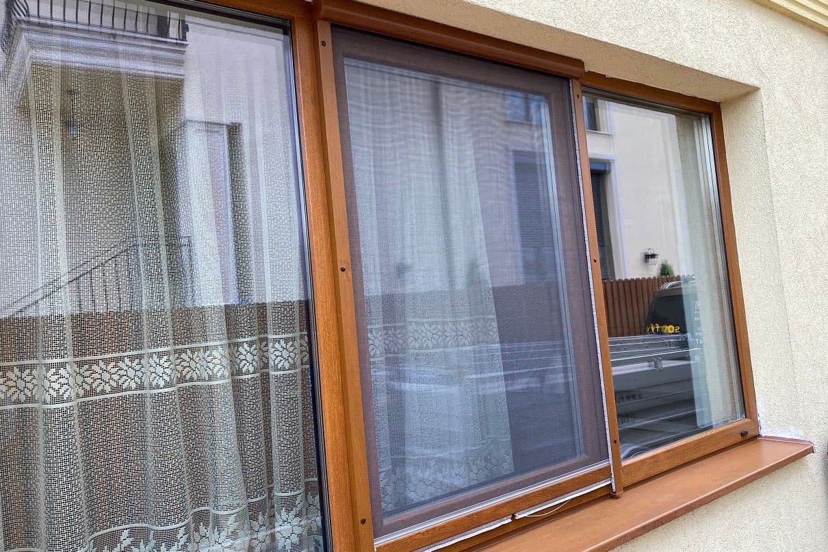Fereastra termopan cu rama din lemn si plasa de tantari
