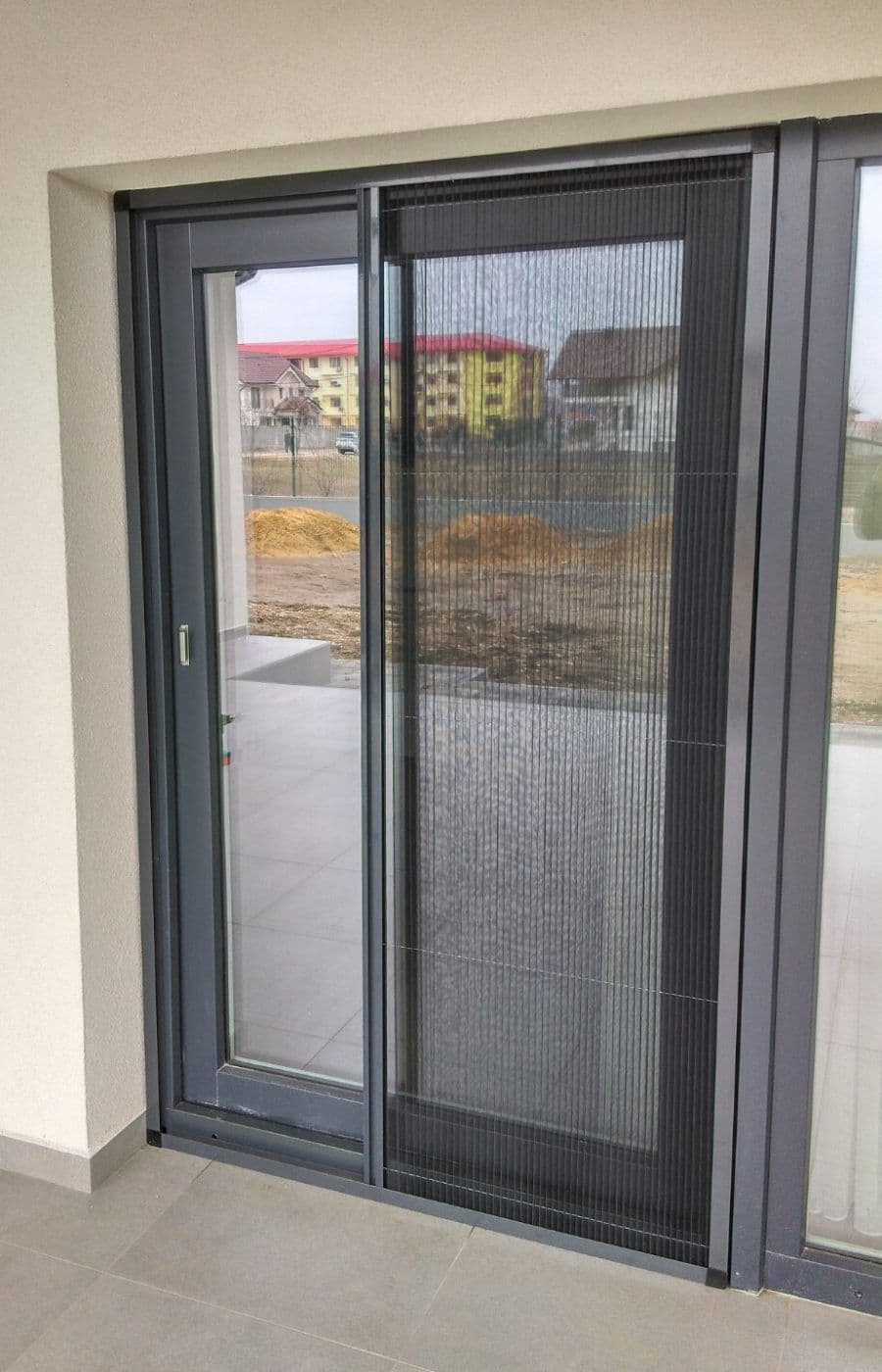 Plasa plisse pe usa glisanta de terasa