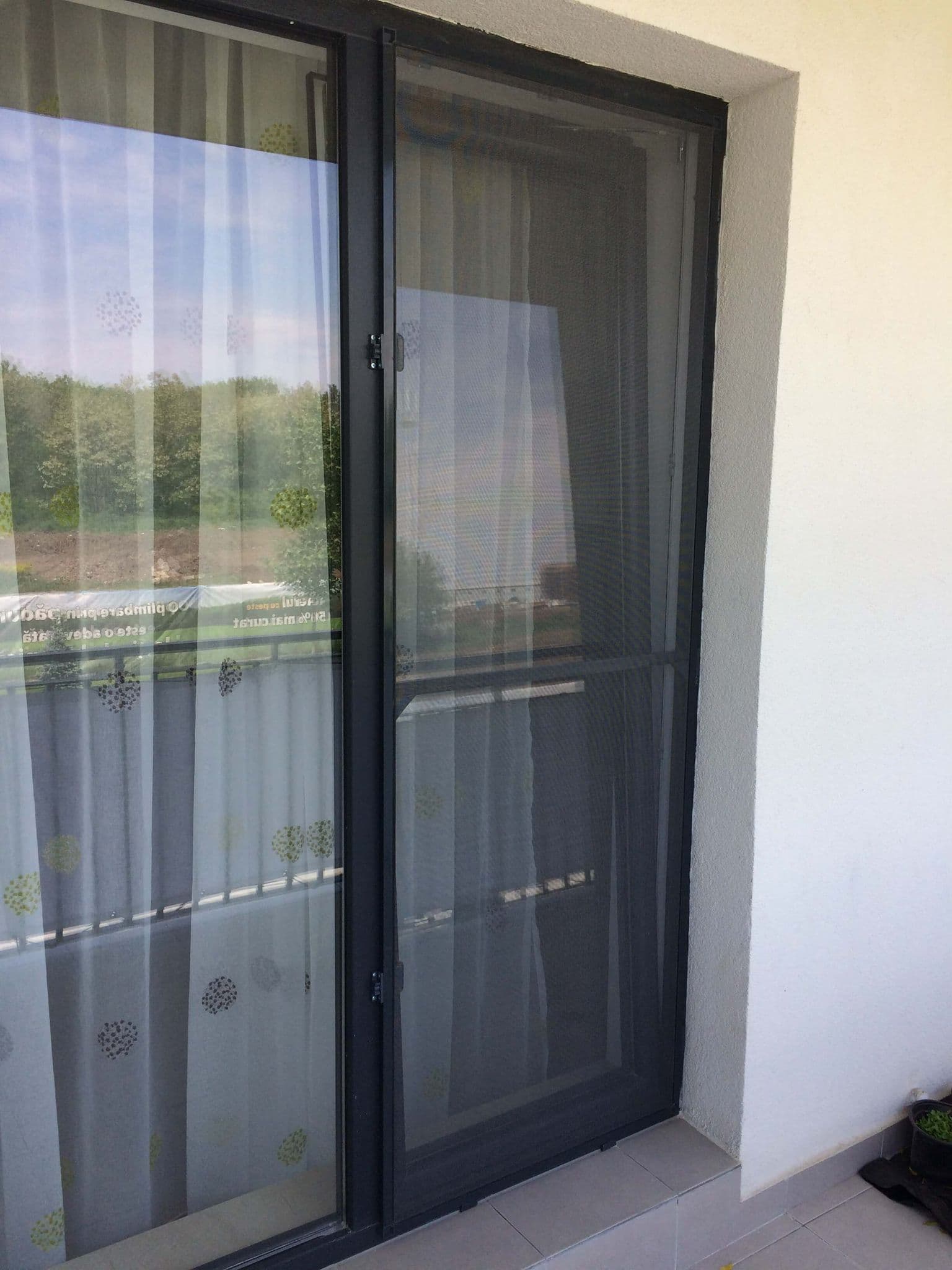 Plasa de tantari pe usa de balcon