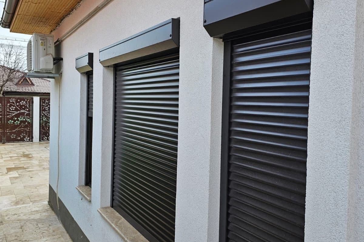 Rulouri exterioare antracit montate pe ferestrele unei case