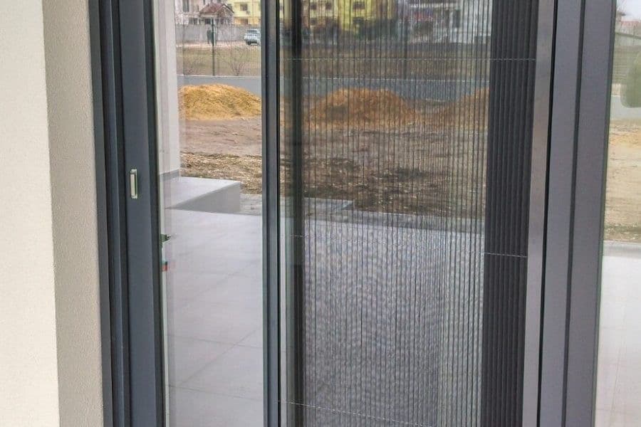 Usa glisanta cu profil gri antracit, aspect aluminiu