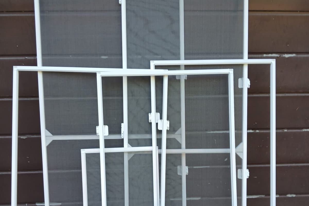 Rame albe de aluminiu cu plasa de tantari, de mai multe dimensiuni, cu balamale si suporti, sprijinite de un perete