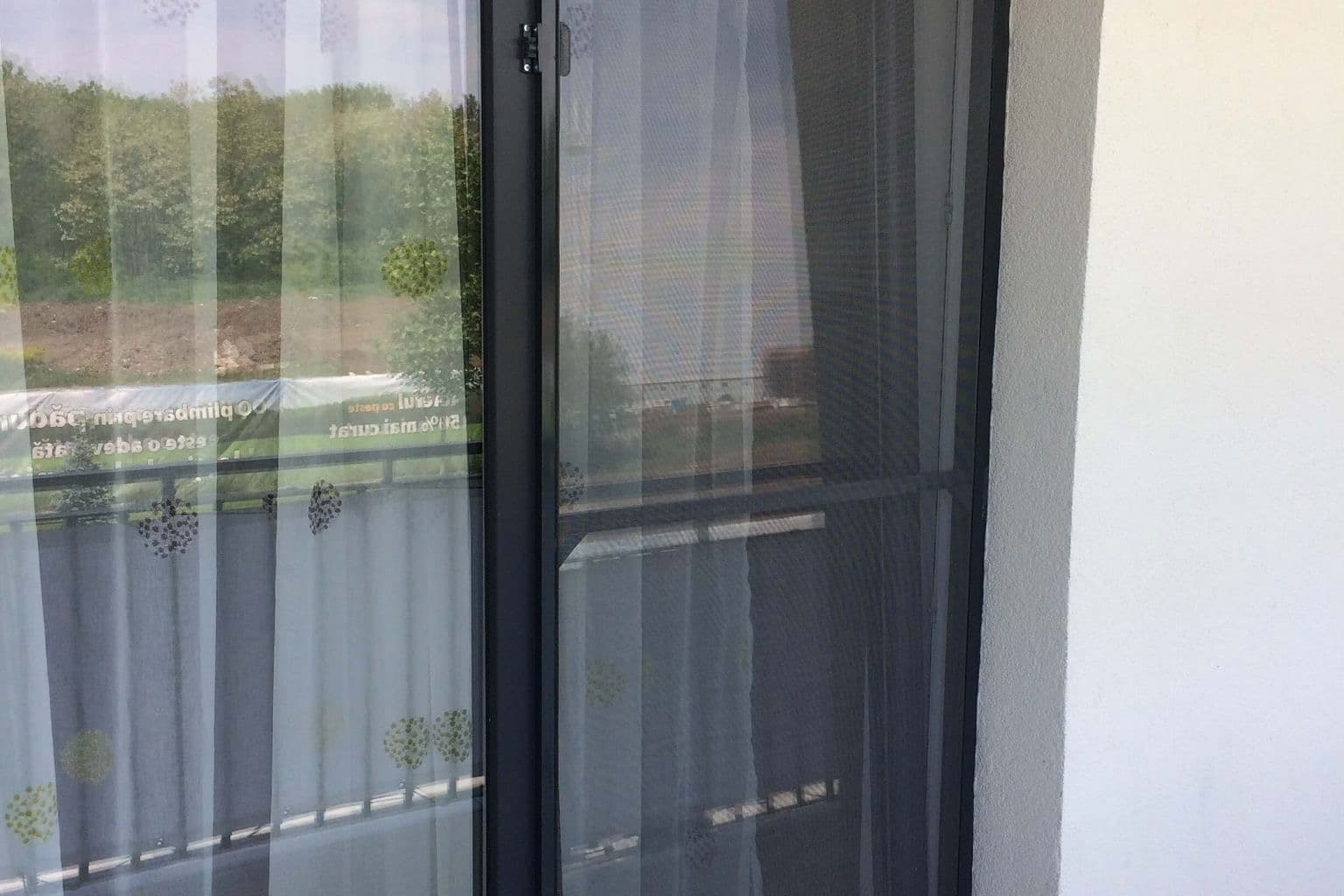 Usa de balcon termopan cu plasa de tantari, vedere din exterior